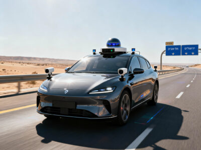 רכב אוטונומי בכביש מהיר עם טכנולוגיית חיישנים