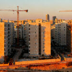 בנייני מגורים חדשים עם מנופים