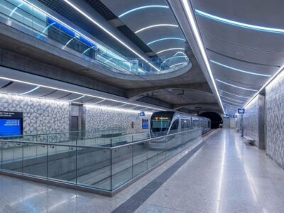 תחנת הרכבת הקלה: ארכיטקטורה מודרנית תת-קרקעית