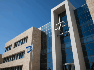 בניין בית משפט מודרני עם סמלי צדק