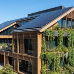 בנייה ירוקה עם פאנלים סולאריים משולבים בגג המבנה