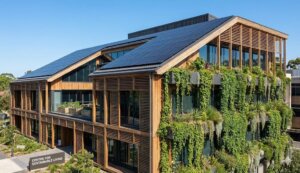 בנייה ירוקה עם פאנלים סולאריים משולבים בגג המבנה