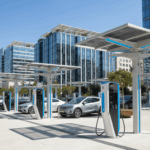 תחנות טעינה חשמליות מודרניות בעיר ישראלית