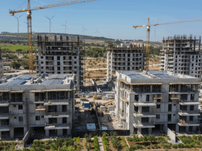 אתר בנייה מודרני עם פנלים סולאריים ותשתיות סביבתיות