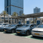 תחנת טעינה חשמלית בעיר ישראלית עם רכבים בני זמננו